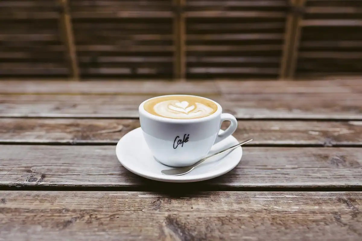 Cană goală de cafea pe o masă de lemn, în dimineața dinaintea recoltării analizelor