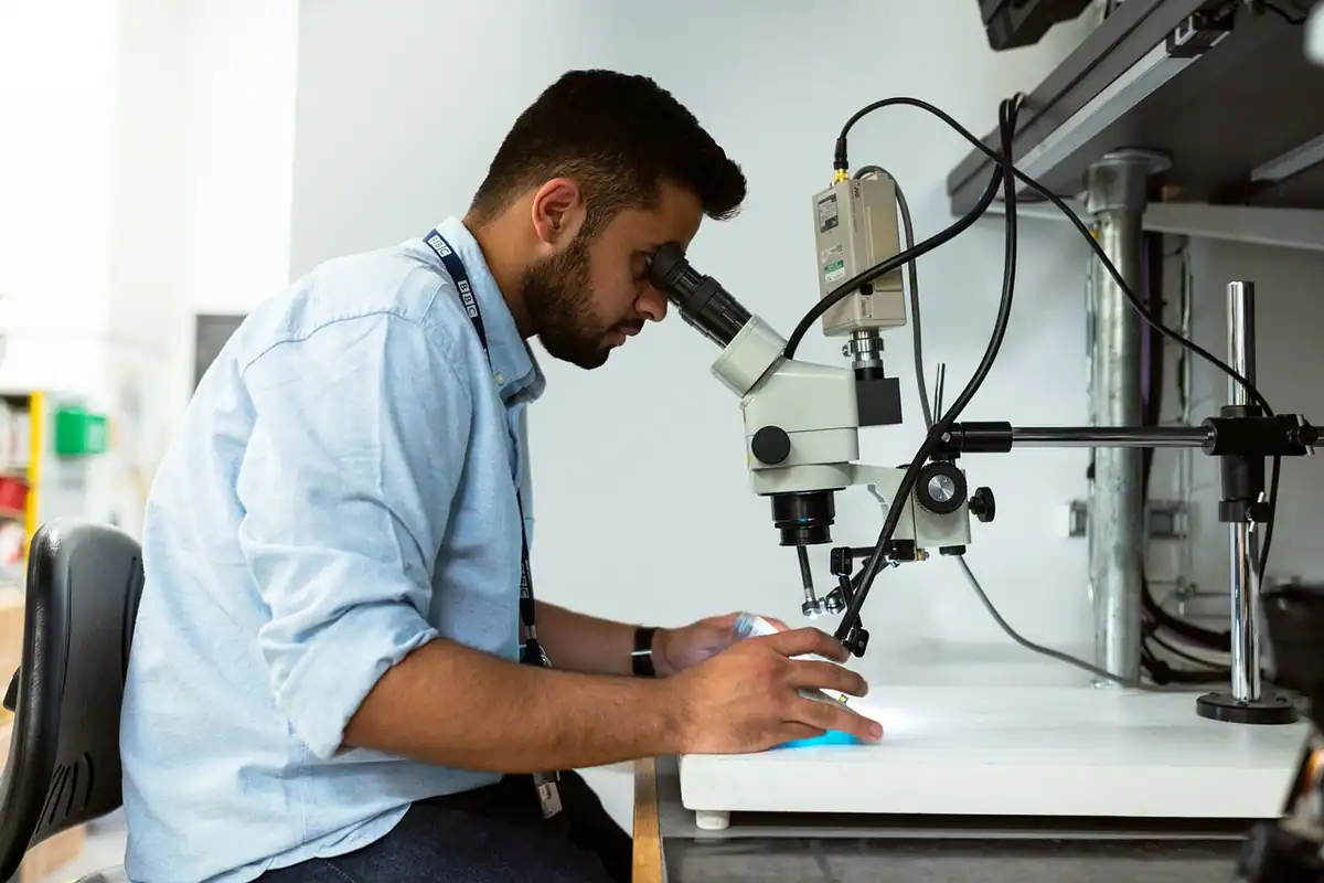 Banc de laborator curat, cu un microscop pe el, într-o încăpere medicală ordonată