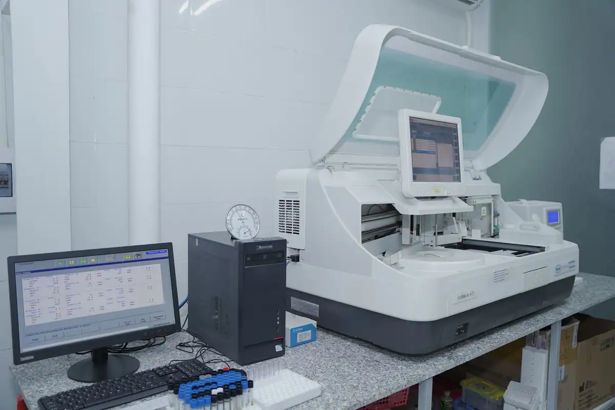 Aparatură de laborator performantă conectată la un sistem de calcul