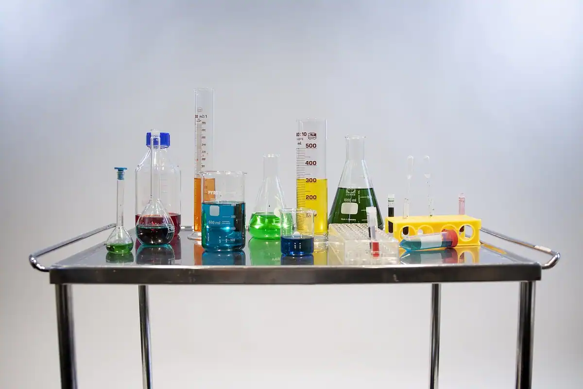 Pipetă și eprubete colorate într-un laborator, folosite la analiza hemoglobinei din sânge