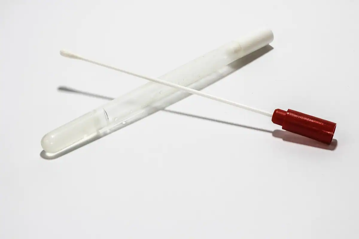 Tub steril cu tampon de vată, folosit la recoltarea unei probe medicale