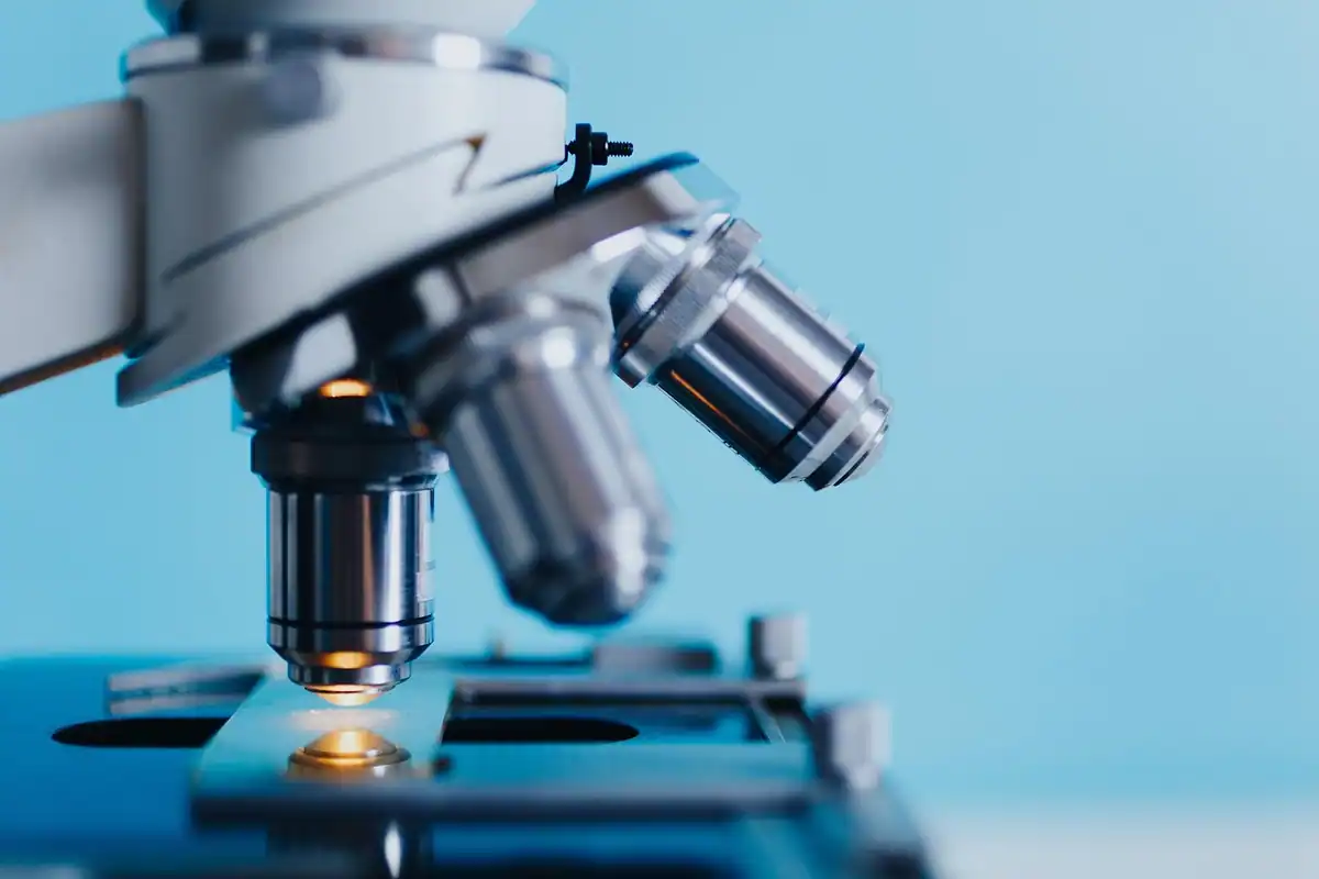 Obiectiv de microscop văzut de aproape, într-un laborator de analize medicale