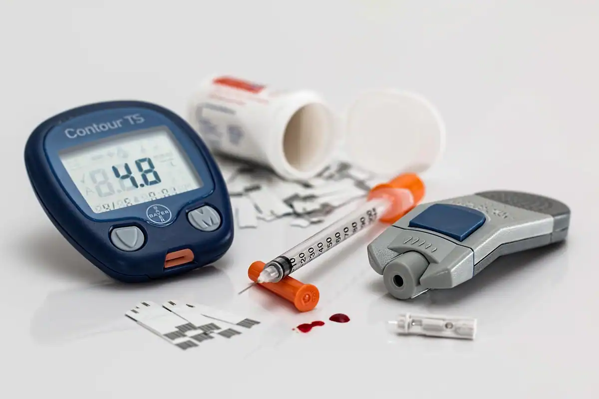 Benzi de testare pentru cetone așezate pe un tejghea de farmacie, lângă alte materiale