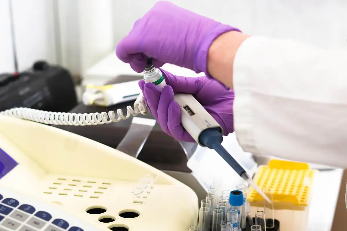 Pipetă și fiole cu probe într-un laborator medical, folosite la analiza sângelui