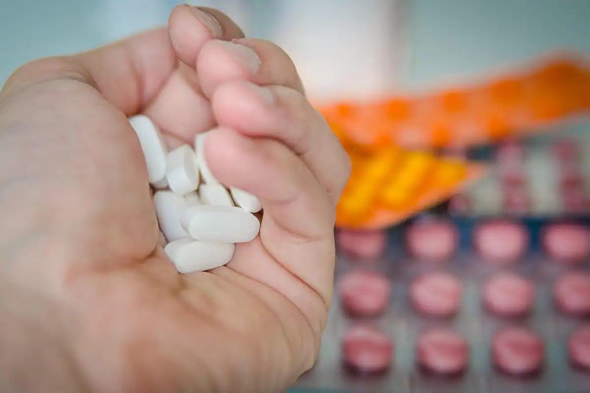 Blistere cu medicamente așezate pe o masă albă, într-un cadru de farmacie