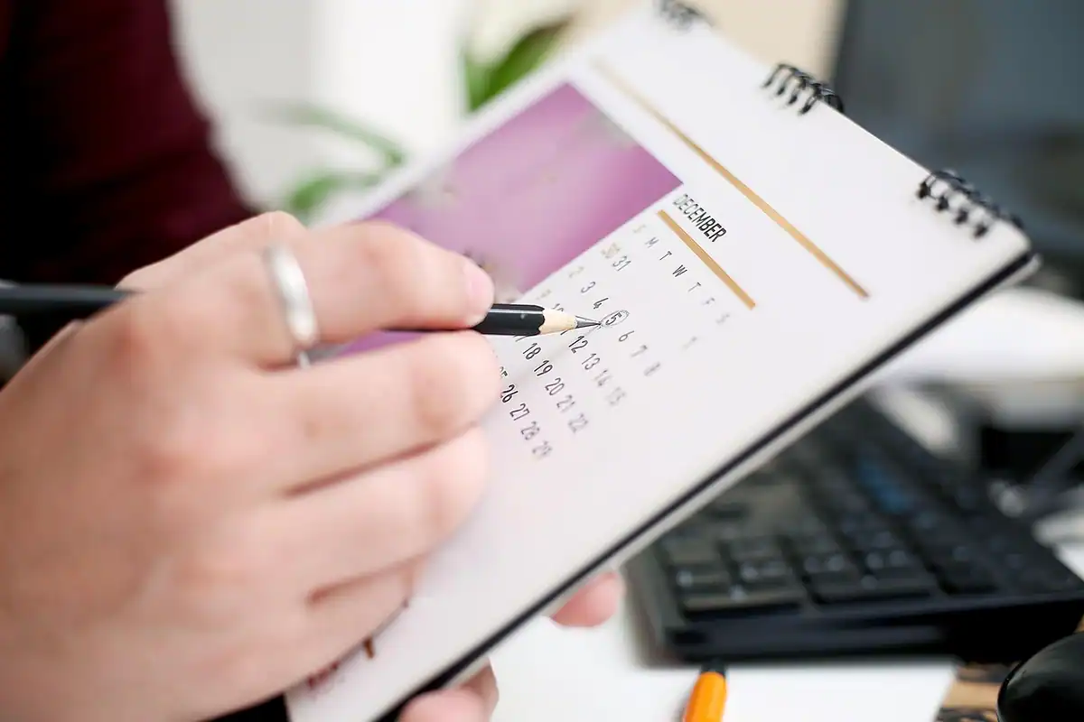 Calendar cu o dată încercuită și un pix, pentru stabilirea zilei de recoltare