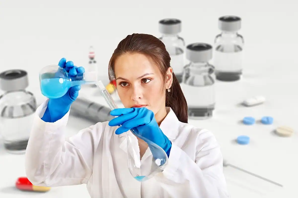 Fiole cu probe așezate într-o centrifugă de laborator, înainte de procesare