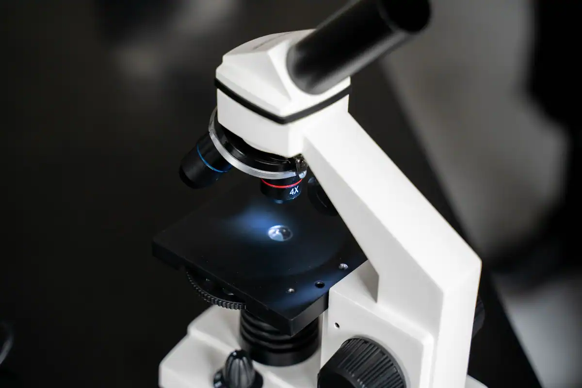 Microscop de laborator văzut de aproape, cu focalizare selectivă pe obiectiv