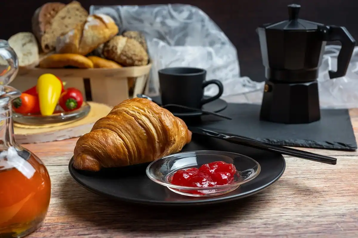 Masă de mic dejun cu cafea și croissant, într-o dimineață liniștită, înainte de recoltare