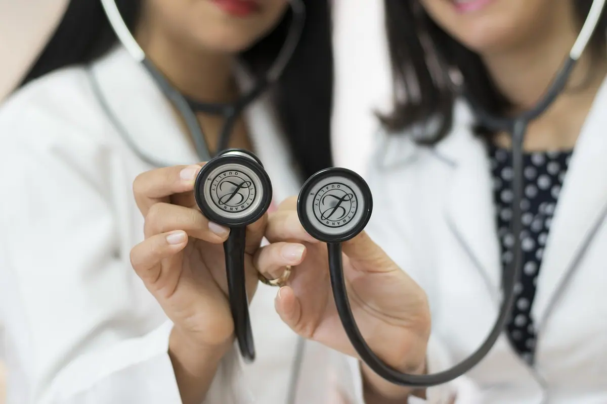 Medici care țin stetoscoape în mâini, pentru interpretarea valorilor de referință